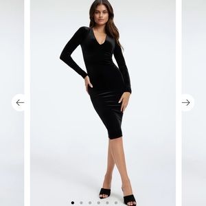 Good American VELVET V-NECK MIDI DRESS